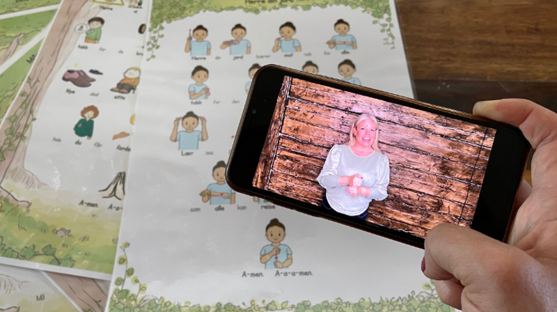 Kortene har salmer og symboler på forsiden og håndtegn på baksiden. I tillegg er det QR-kode på kortene som peker til video av tegnene.