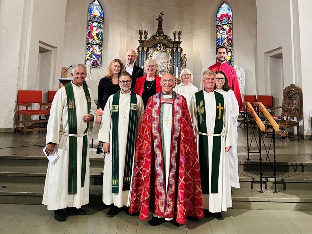 Mange sto bak høymessen i Tønsberg domkirke i dag. Fra venstre ser vi Jan Terje Christoffersen, sokneprest i Tønsberg domkirke, Brooke Bakken, kirkeverge i Færder, Sveinung Hansen, ny domprost i Tønsberg domprosti, Espen Melbø, domkantor, Lill Tone Grahl-Jacobsen, leder i Tunsberg bispedømmeråd, Jan Otto Myrseth, biskop i Tunsberg, Ragne Ormbostad, medliturg, Ingulf Bø Vatnar, kapellan i domkirken, Lajla Kollerud, medliturg, og Timothy Ferguson, dirigent for Tønsberg Domkor.