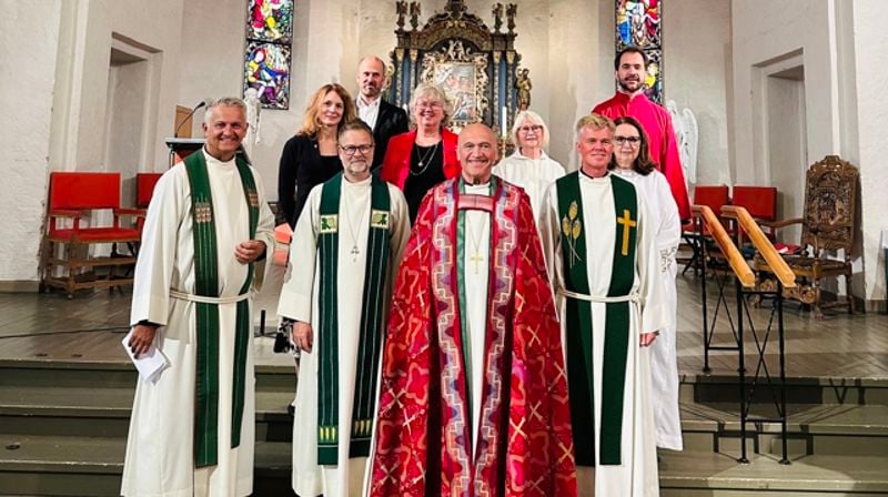 Mange sto bak høymessen i Tønsberg domkirke i dag. Fra venstre ser vi Jan Terje Christoffersen, sokneprest i Tønsberg domkirke, Brooke Bakken, kirkeverge i Færder, Sveinung Hansen, ny domprost i Tønsberg domprosti, Espen Melbø, domkantor, Lill Tone Grahl-Jacobsen, leder i Tunsberg bispedømmeråd, Jan Otto Myrseth, biskop i Tunsberg, Ragne Ormbostad, medliturg, Ingulf Bø Vatnar, kapellan i domkirken, Lajla Kollerud, medliturg, og Timothy Ferguson, dirigent for Tønsberg Domkor.