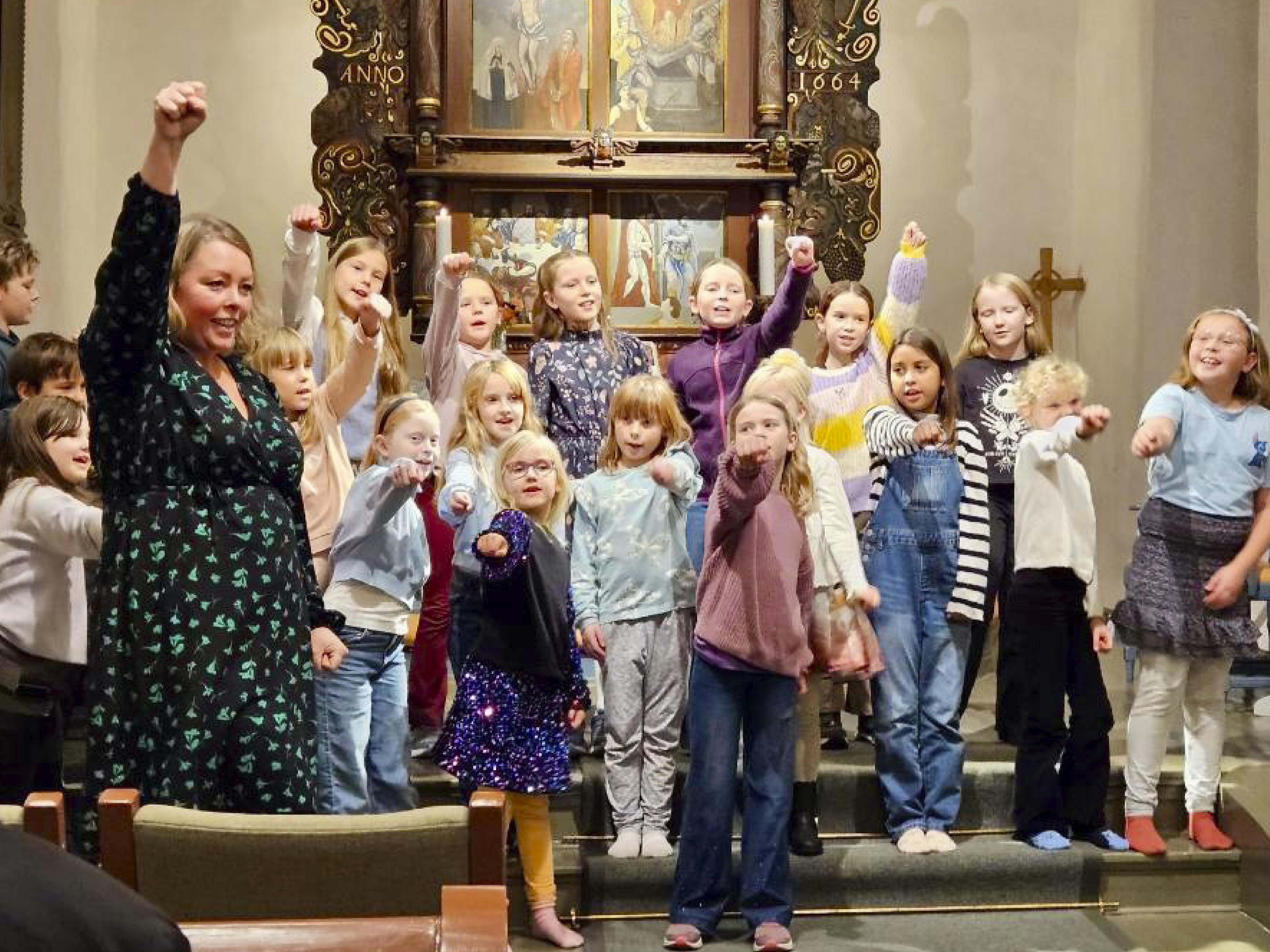 Barne- og familiearbeidet blomstrer i Botne, og under visitasen var det Superonsdagskonsert med Småbarnssang, Minikor og Barnegospel. Undervisningsleder Ingvild Guttormsen Heier leder an. Foto: Knut Edvart Larsen 