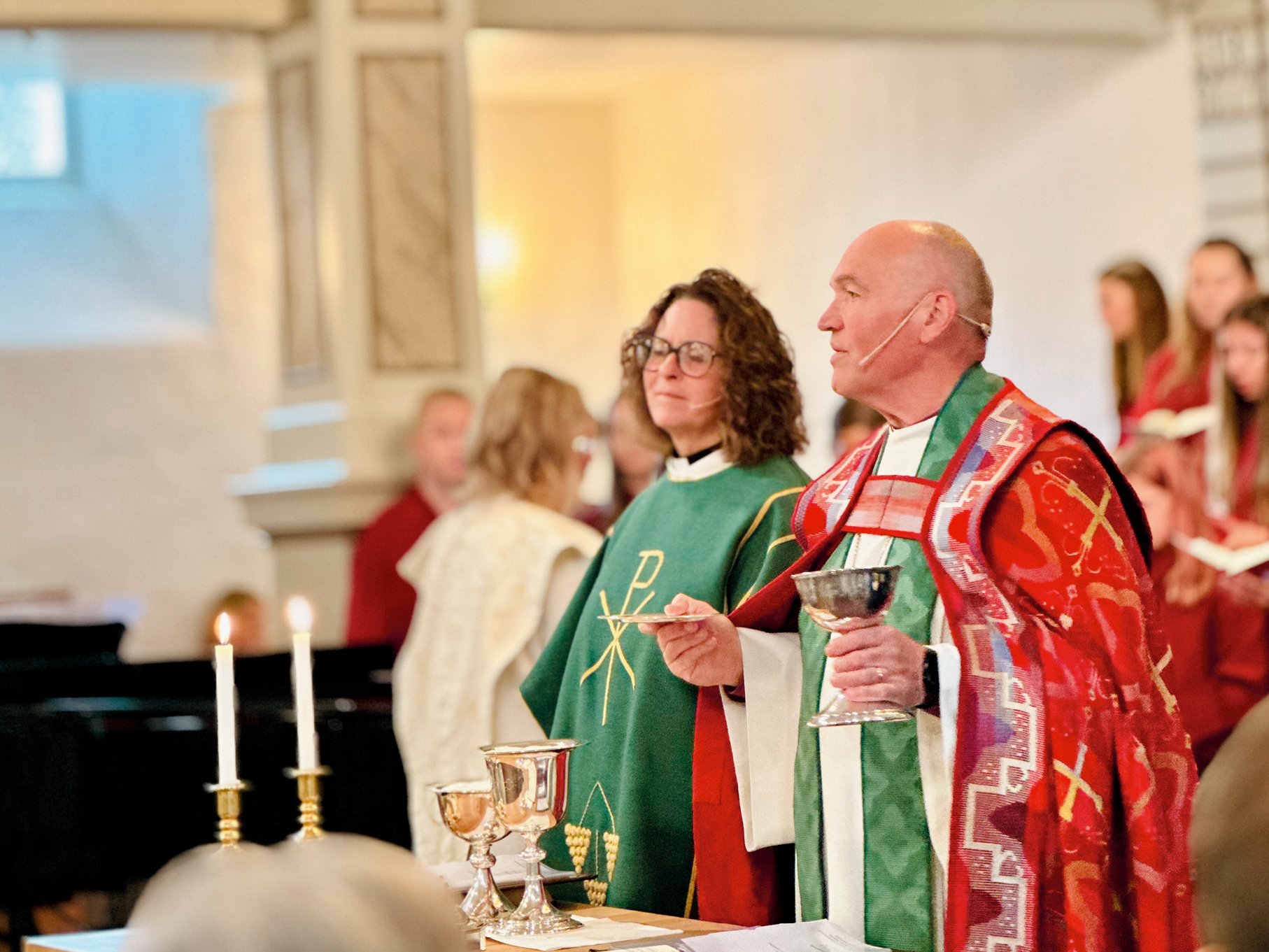 Biskop Jan Otto Myrseth minnet om nattverden som gledens sakrament. Bildet er fra en gudstjeneste i Nøtterøy kirke. Foto: Torill Landaasen