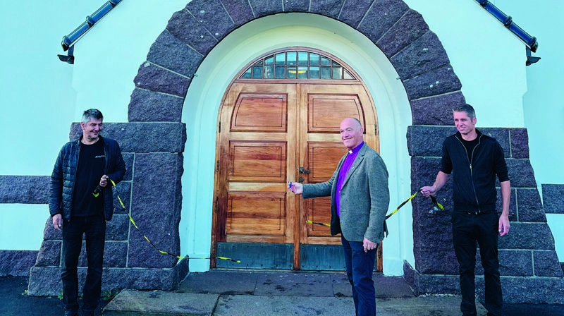 Biskop Jan Otto Myrseth avduket Norges grønneste kapell. Bak ser vi gravplassleder Lucian Riti (t.v) og driftsleder Daniel Bjørnstad i Færder kirkelige fellesråd. Foto: Torill Landaasen