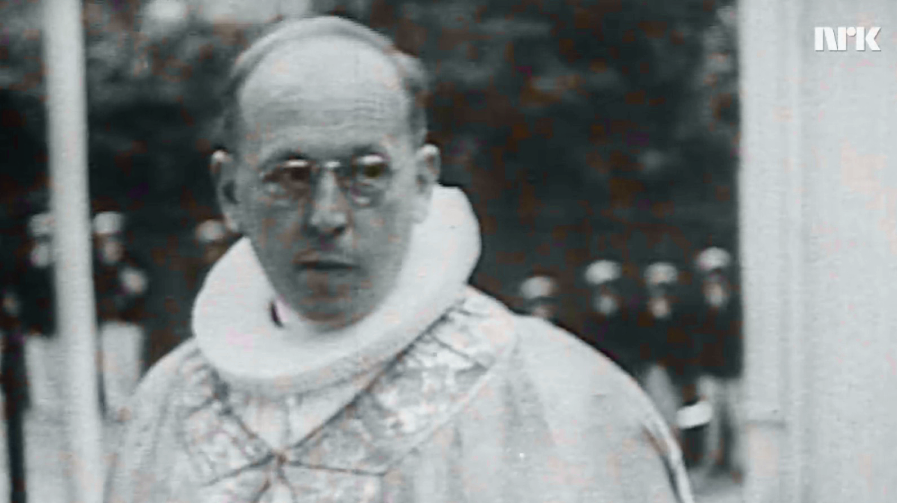  Bjarne Skard ble Tunsbergs første biskop. Her avbildet av NRK og Filmavisen ved bispevigslingen i Tønsberg domkirke 20. juni 1948.